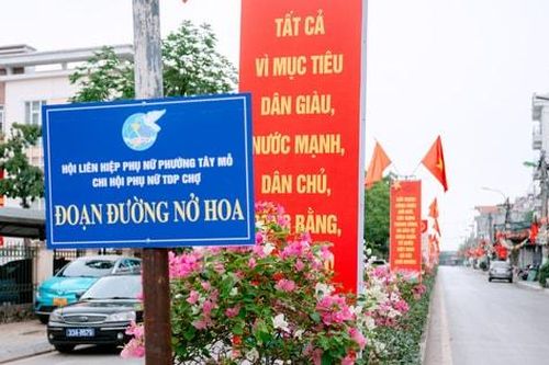 Những tuyến đường nở hoa nhờ bàn tay phụ nữ Thủ đô