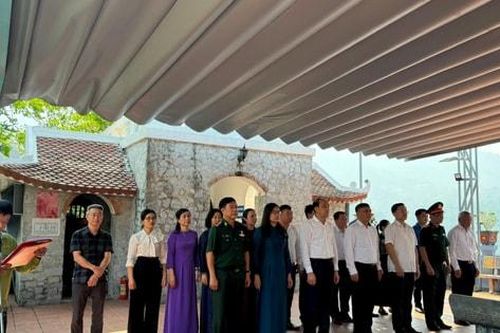 Người 'gác đền' thầm lặng và hành trình tri ân nơi biên cương
