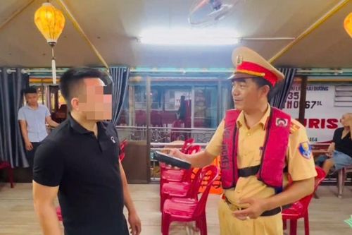 CSGT Huế siết kiểm soát điều kiện hoạt động thuyền rồng, đảm bảo an toàn khách du lịch