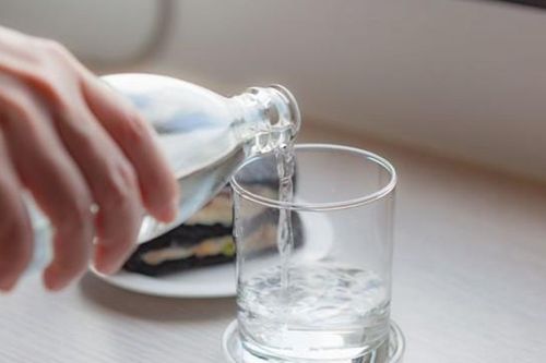 Học sinh nên uống nước như thế nào để đảm bảo vừa đủ?