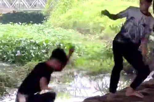 Xôn xao nhóm học sinh dùng gạch, đá, mũ bảo hiểm đánh nam sinh trường nghề