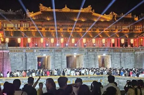 Dòng người 'ùn ùn' tham quan Đại nội Huế dịp nghỉ lễ Giỗ Tổ, điều gì tạo nên sức hút?