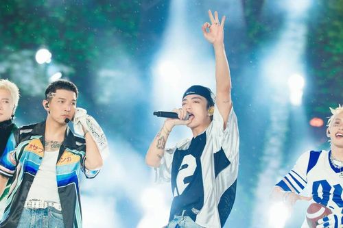 'Gai Home' concert: Chuyến tàu trở về của các 'anh tài' và hành trình 7 trạm cảm xúc