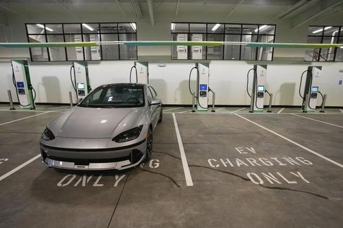 Thiên đường xe điện California đỏ lửa