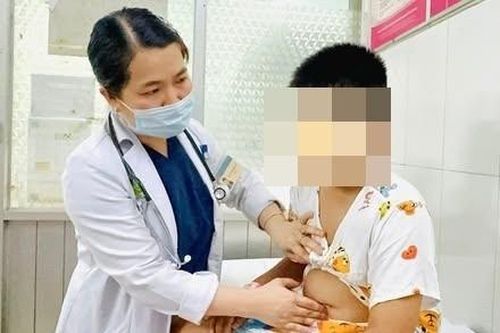 25 học sinh và bảo mẫu ở TP.HCM nghi ngộ độc, Bộ Y tế vào cuộc