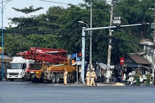 Xe tải lao vào đám đông ở TP.HCM, một người tử vong