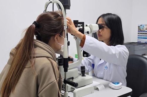 Cấp cứu thành công ca hiếm: Ong ruồi chích xuyên giác mạc