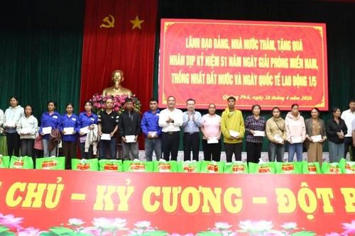 Đồng chí Nguyễn Thanh Nghị tặng quà cho gia đình chính sách, công nhân, người lao động khó khăn tại Đắk Lắk