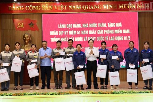 Đồng chí Trần Sỹ Thanh thăm, tặng quà nhân dân tỉnh Sơn La