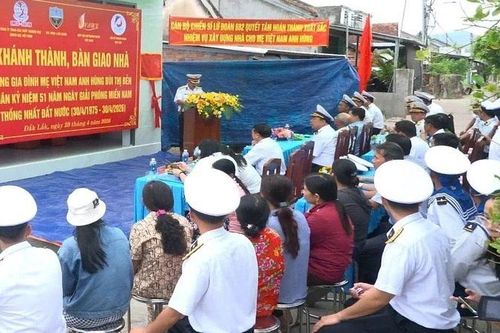 Lữ đoàn 682 (Vùng 4 Hải quân) bàn giao nhà cho gia đình Mẹ Việt Nam Anh hùng Bùi Thị Bẻn