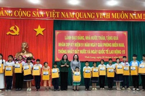 Phó Chủ tịch nước Võ Thị Ánh Xuân thăm, tặng quà tại Vĩnh Long