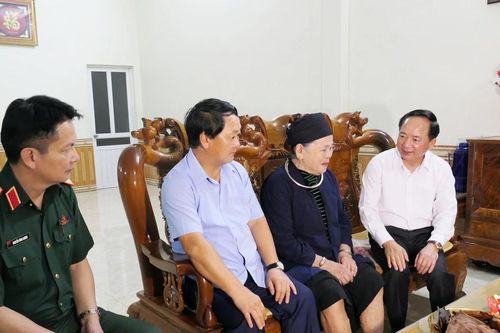 Đồng chí Trịnh Văn Quyết thăm, tặng quà các gia đình chính sách tại Tuyên Quang