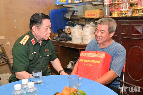 Đại tướng Nguyễn Trọng Nghĩa thăm, tặng quà gia đình chính sách tại Khánh Hòa