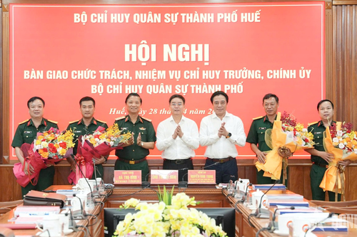Bộ CHQS TP Huế bàn giao chức trách, nhiệm vụ chỉ huy trưởng, chính ủy