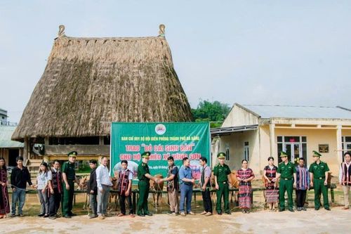 Trao 'cần câu sinh kế' cho hộ nghèo vùng biên Hùng Sơn