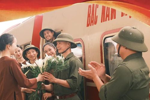 Trải nghiệm chuyến tàu Hà Nội 5 cửa ô, hành trình trở về với ký ức tháng Tư lịch sử
