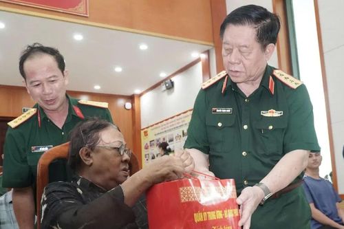 Đại tướng Nguyễn Trọng Nghĩa thăm, tặng quà gia đình chính sách ở Khánh Hòa