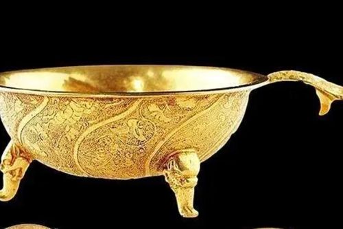 Độc đáo bình đựng rượu cổ có ba chân sư tử thời nhà Đường