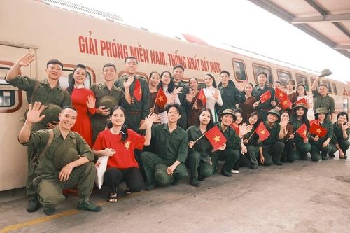 'Chuyến tàu đoàn viên' đưa ký ức 30/4 sống dậy giữa lòng Hà Nội