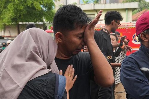 Thương vong mới nhất trong vụ tai nạn tàu hỏa ở Indonesia