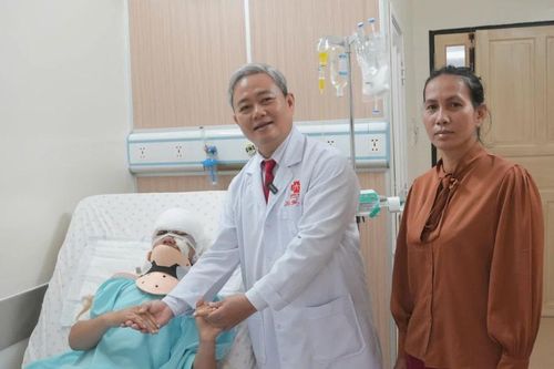 Cô gái 26 tuổi bị lột da đầu, gãy cột sống cổ do máy tuốt lúa