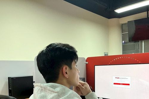 Giấc mơ để 1 triệu thí sinh thi tốt nghiệp THPT trên máy tính, với 'phép thử' 100.000 em liệu có đủ?