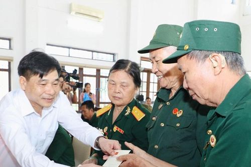 Trao quà của Tổng Bí thư, Chủ tịch nước tới người có công tại Ninh Bình, Bắc Ninh