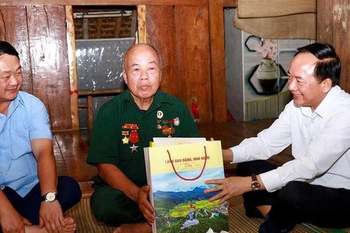 Trưởng ban Tuyên giáo và Dân vận Trung ương Trịnh Văn Quyết thăm, tri ân gia đình chính sách tại Tuyên Quang