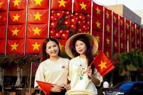 Những 'tọa độ check-in' rợp bóng cờ hoa thu hút bạn trẻ Đà Nẵng dịp 30/4
