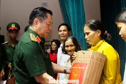Hàng trăm suất quà tặng gia đình chính sách, công nhân lao động khó khăn tại Gia Lai
