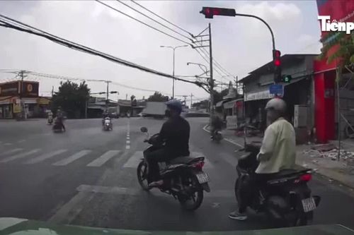 Xe tải lao vào đám đông, hai người thương vong ở TPHCM