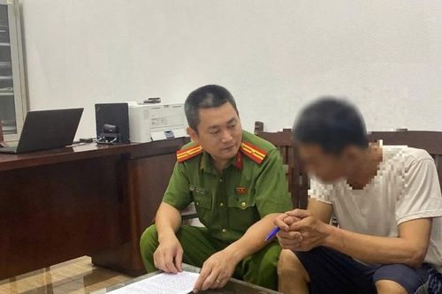 Hà Nội: Cảnh sát khống chế đối tượng đổ xăng lên xe máy, cầm dao đe dọa mọi người