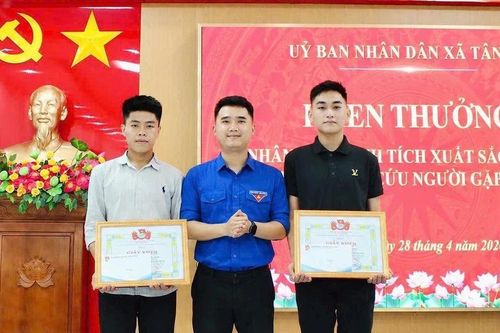 Khen thưởng hai nam sinh dũng cảm cứu nữ sinh nhảy cầu