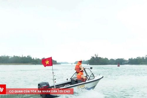 Siết an toàn thuyền rồng trên sông Hương