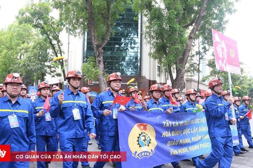 Công nhân lao động diễu hành chào mừng kỷ niệm 140 năm Ngày Quốc tế Lao động