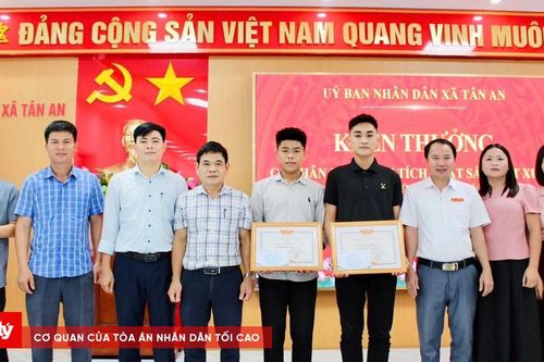 Tuyên dương hai học sinh dũng cảm cứu người đuối nước