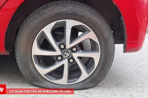 Làm rõ người đàn ông chọc thủng 3 lốp ô tô tại khu chung cư ở Hà Nội