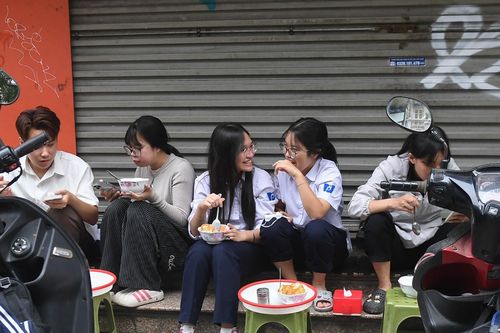 Muôn kiểu thích nghi đến đối phó sau dọn dẹp vỉa hè ở trung tâm Hà Nội