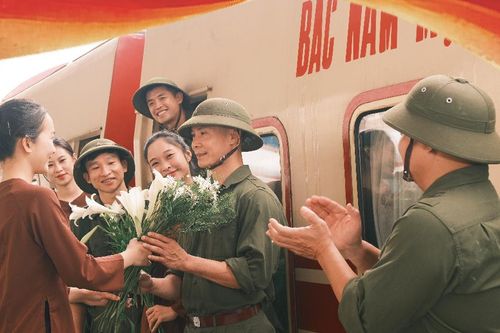 Chuyến tàu Hà Nội 5 cửa ô đặc biệt dịp 30/4-1/5: Chạm vào ký ức, viết tiếp tự hào