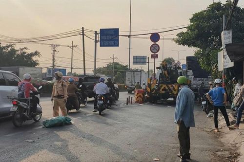 Xe tải lao như tên bắn qua ngã tư, tông chết người rồi húc thẳng nhà dân