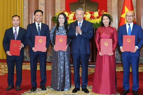 Tổng Bí thư, Chủ tịch nước Tô Lâm trao quyết định bổ nhiệm cho 5 Đại sứ