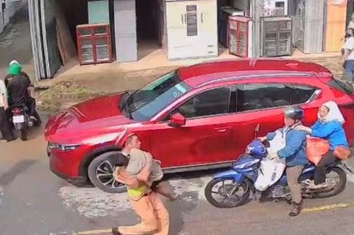Bị điện giật nguy kịch, bé trai được CSGT cứu kịp thời tại lễ hội Then Kin Pang ở Lai Châu
