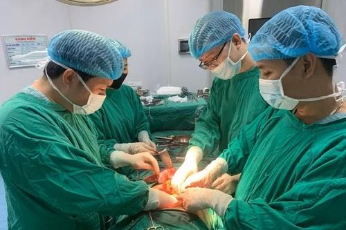 Cứu sống bệnh nhân 64 tuổi sau ca phẫu thuật kéo dài 5 giờ