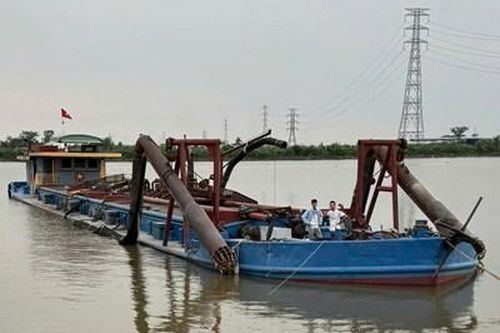 Công an tỉnh Ninh Bình tìm chủ sở hữu tàu khai thác cát trái phép trên sông Hồng