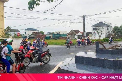Cần sớm di dời ngôi mộ nằm trên đường dân sinh, gây cản trở giao thông