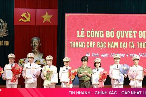 Công an Hà Tĩnh công bố quyết định thăng cấp bậc hàm đại tá, thượng tá