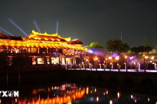 Đại Nội Huế lung linh huyền ảo về đêm thu hút lượng lớn du khách
