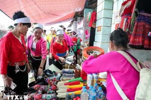 Sắc màu văn hóa vùng cao 'về phố' giúp du khách 'né' áp lực ùn tắc dịp 30/4