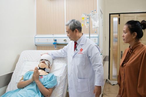 Bị cuốn tóc vào máy tuốt lúa, cô gái 26 tuổi bị lột da đầu và chấn thương đốt sống cổ