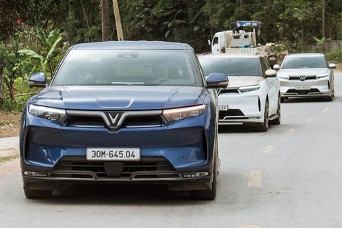 Tự lái ô tô xuyên Việt dịp 30/4: Chọn xe điện hay xe xăng?